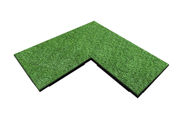 pila de neumáticos reciclados junto a losetas de caucho acabadas para gimnasios