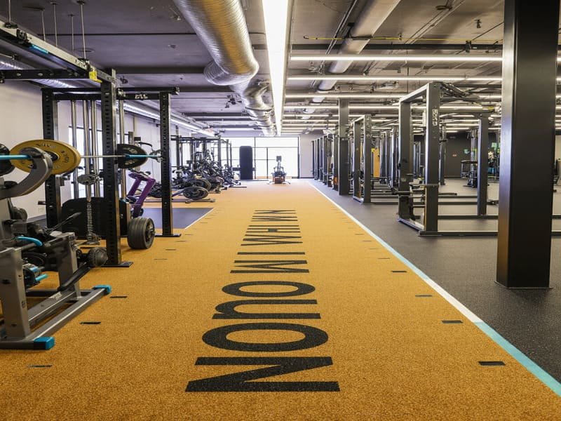 Installatie van sportschoolgras