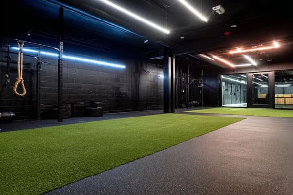 Teste de conforto da relva com espuma