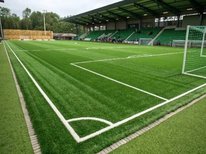 Installazione dell'erba artificiale sul campo da calcio