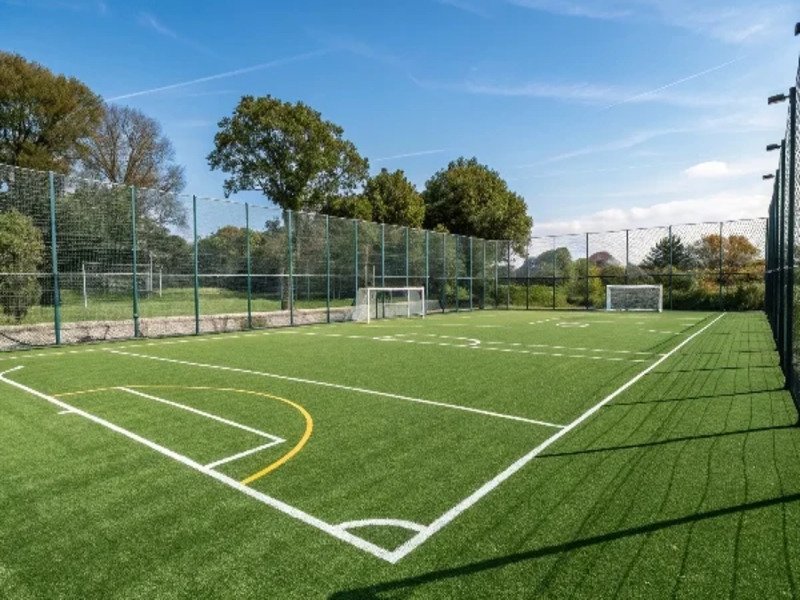 Futsal-Platz im Freien Kunstrasen[1]