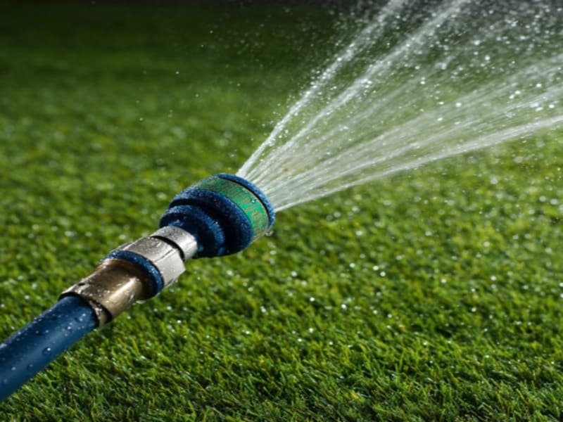 mangueira de jardim com vários acessórios