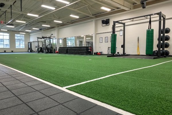 instalacja murawy na siłowni