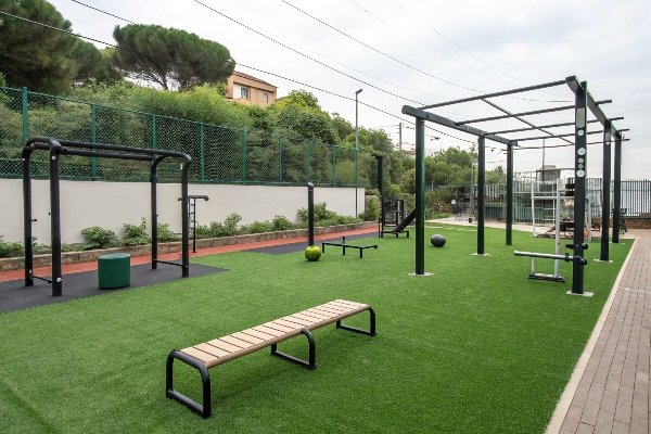 CrossFit na murawie siłowni