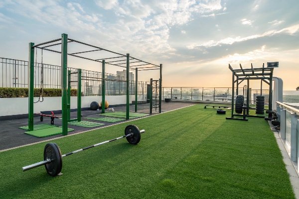 ciężki sprzęt na murawie siłowni