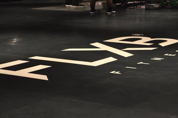 borde rizado de suelo de goma de gimnasio mal instalado