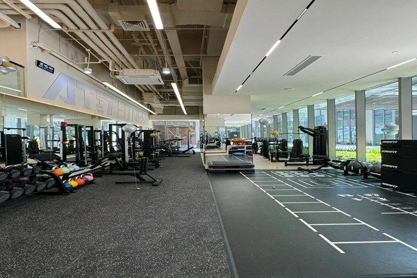 trabajador comprobando la nivelación del subsuelo antes de la instalación del suelo de caucho