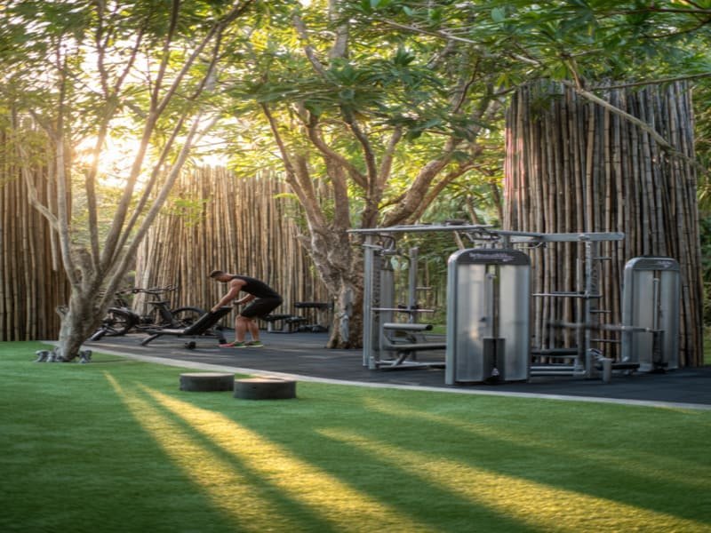 Процесс укладки газона в спортивном зале