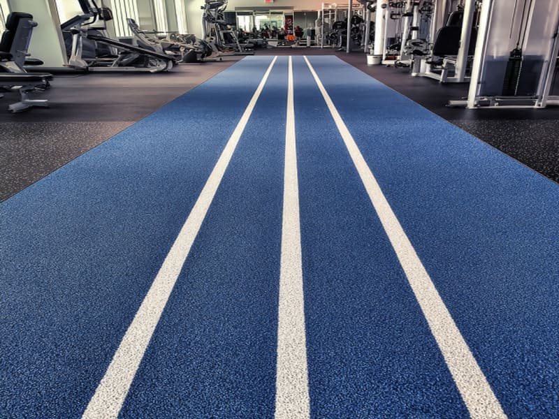 Wekelijkse dieptereiniging van sportschoolgras