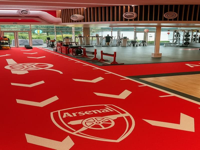 Een verzameling professioneel gereedschap voor het installeren van sportschoolzoden