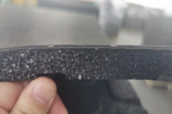 aterrizaje de un atleta sobre un suelo de goma amortiguador