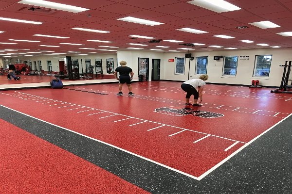 lantai karet gym yang sedang digunakan