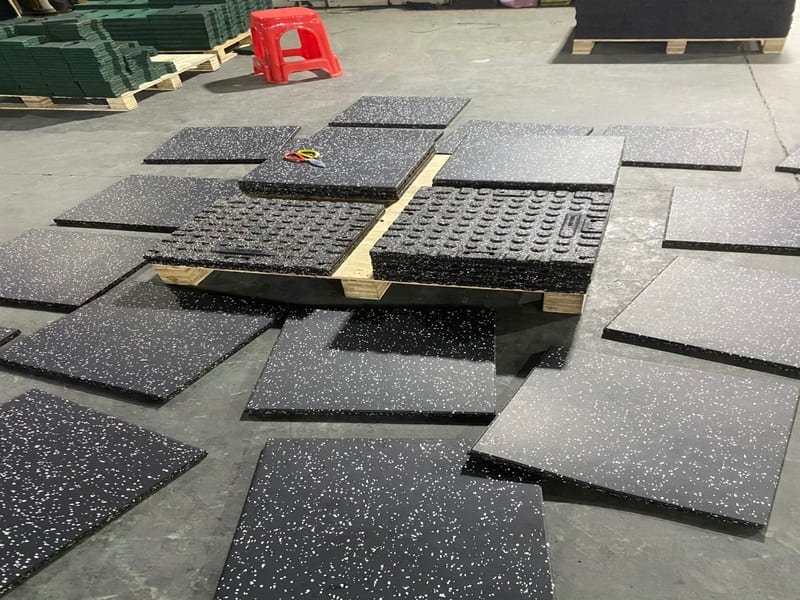 Esposizione di vari tipi di pavimenti in gomma