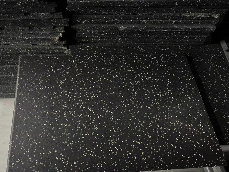 Installazione professionale di pavimenti in gomma per palestre