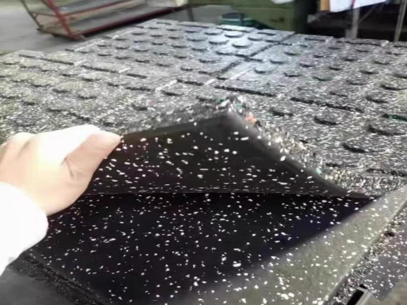 Dimostrazione delle limitazioni dei pavimenti in gomma