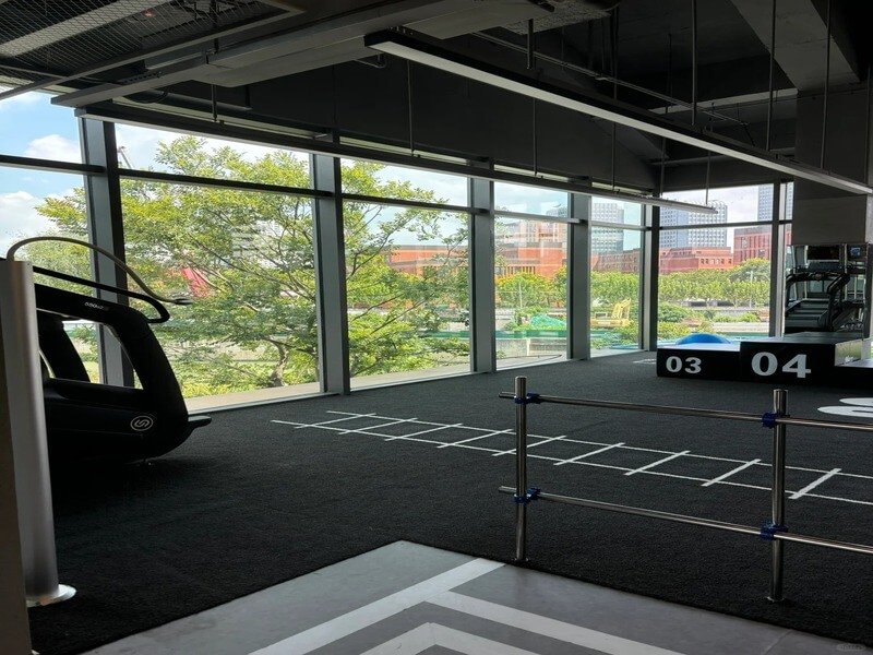 Allenamento dell'agilità sul tappeto erboso della palestra