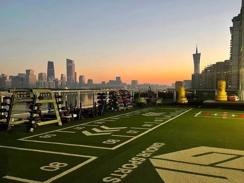 Pelatihan fungsional di permukaan rumput gym