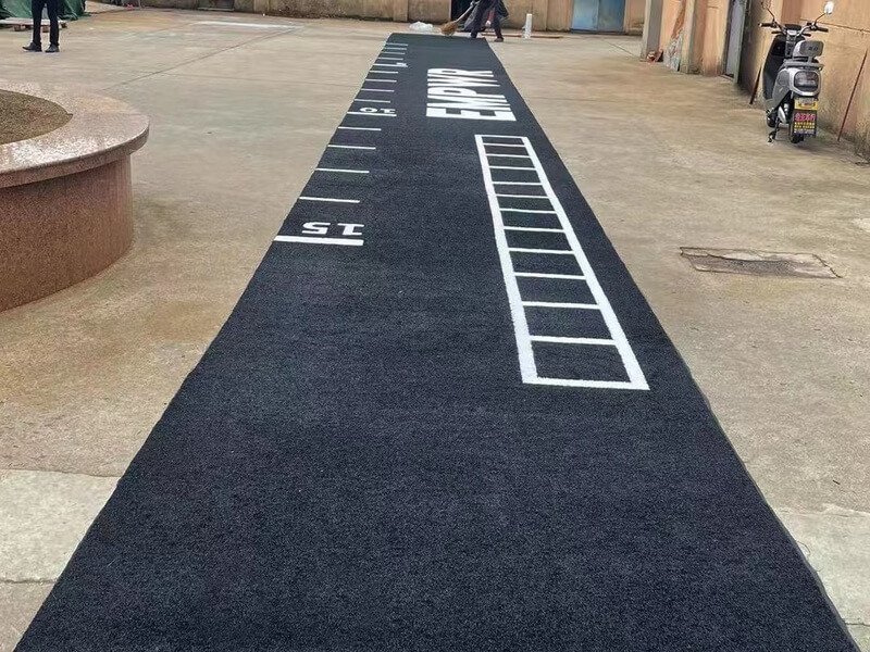 Confronto tra tappeto erboso e materiali tradizionali