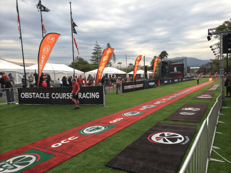 Eine professionelle OCR-Ziellinie mit individuell gebrandetem Rasen und Gummimatten