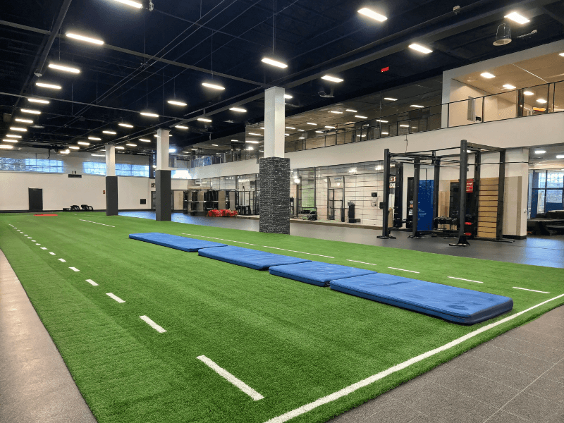 تركيب العشب المبطن في صالة الألعاب الرياضية الحديثة