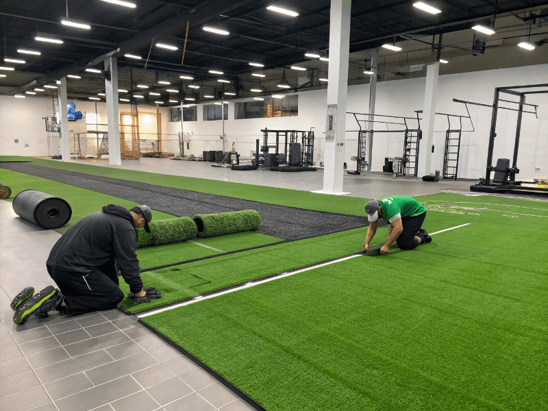 Instalação profissional de relva para ginásio