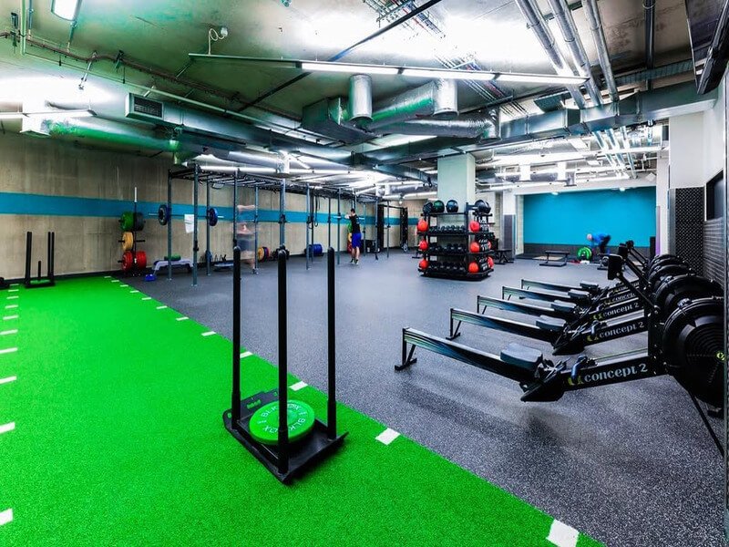 Profesjonalny zespół instalacyjny przy pracy