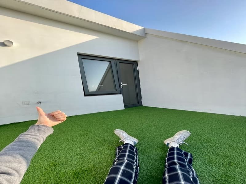 Choosing Between Tape And Glue For Gym Turf Installation (2)