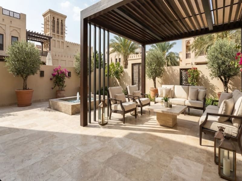 Detail eines Dehnungsfugeneinbaus in Fliesen im Außenbereich zur Vermeidung von thermischen Rissen