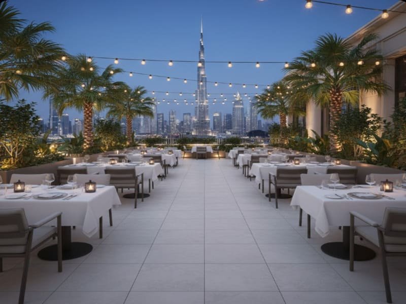 Infrarot-Wärmebildkameraaufnahme zum Vergleich der Oberflächentemperaturen von Kunstrasen, Stein und Holzterrasse in der Sonne