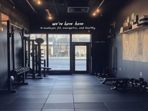 Violetchavez Eine Turnhalle mit schwarzen quadratischen Kacheln auf dem Boden grau Wa A65d0b31 0046 49ea Add2 27858ba05688