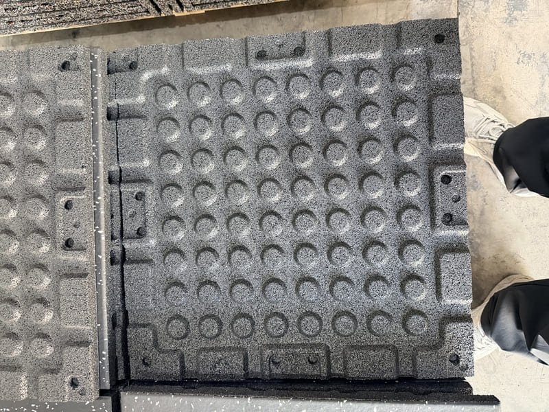 Testing machine measuring vertical deformation of rubber